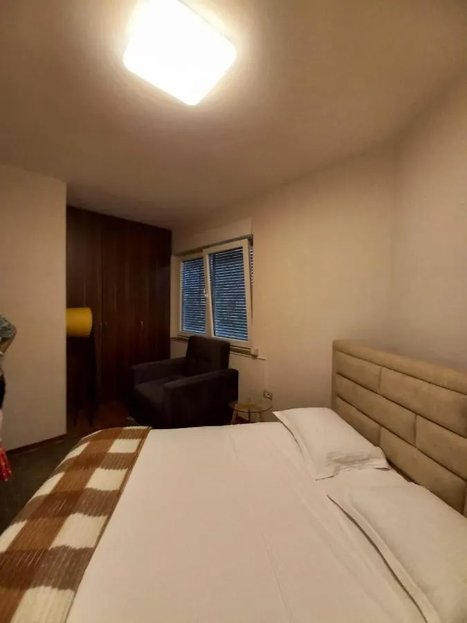Penthouse Rooms & Aparts Tirana 0*,