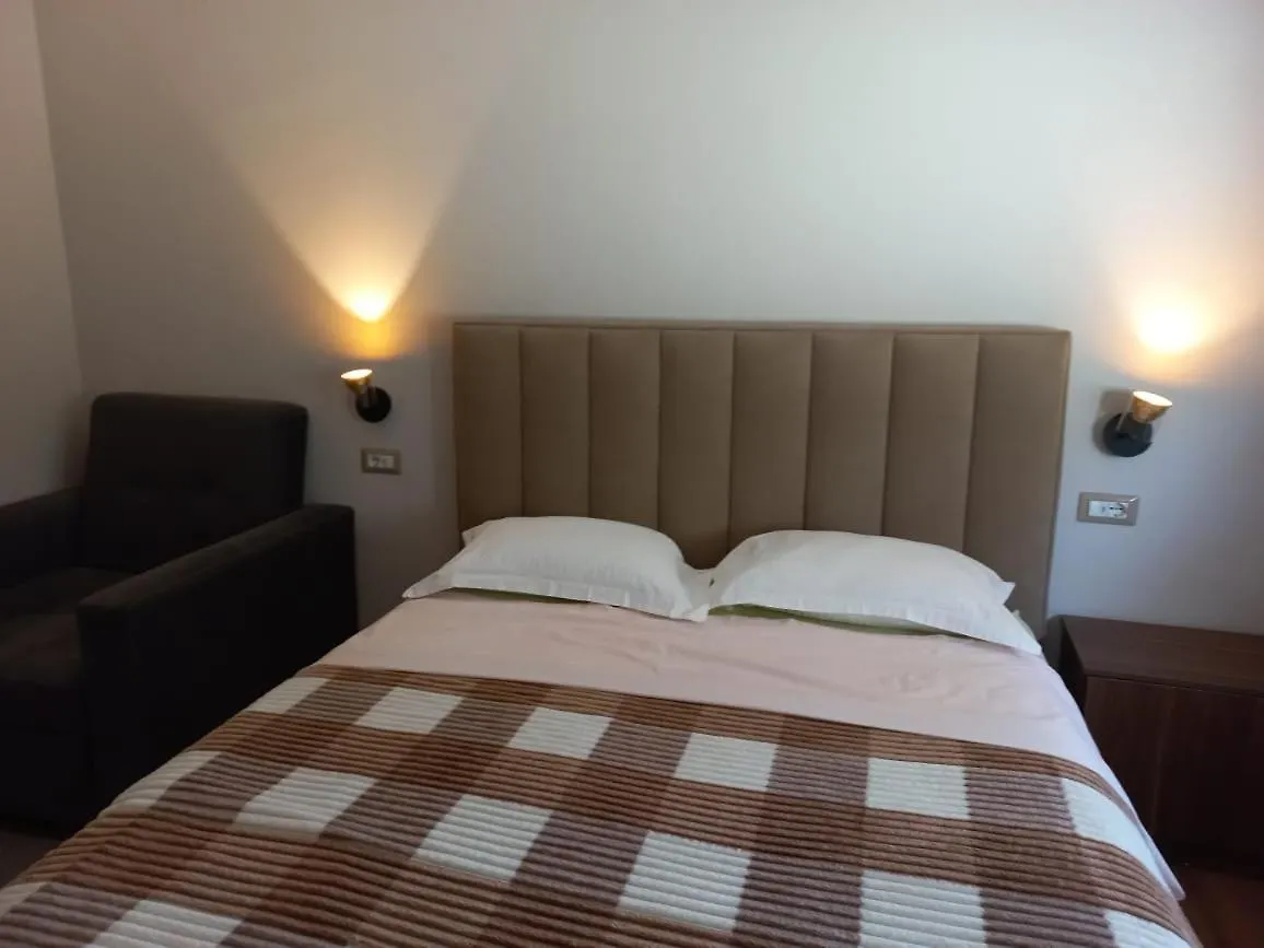 Penthouse Rooms & Aparts Tirana 0*,  Albánia