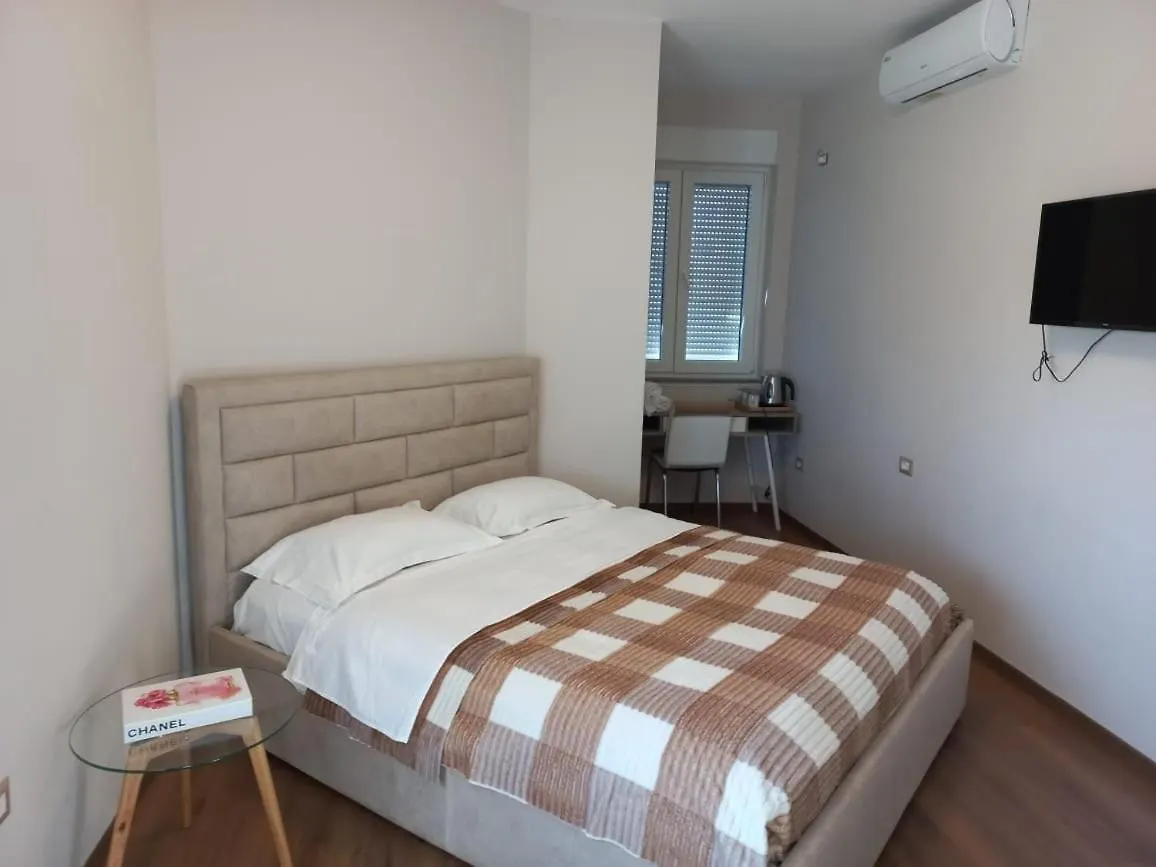 Penthouse Rooms & Aparts Tirana 0*,